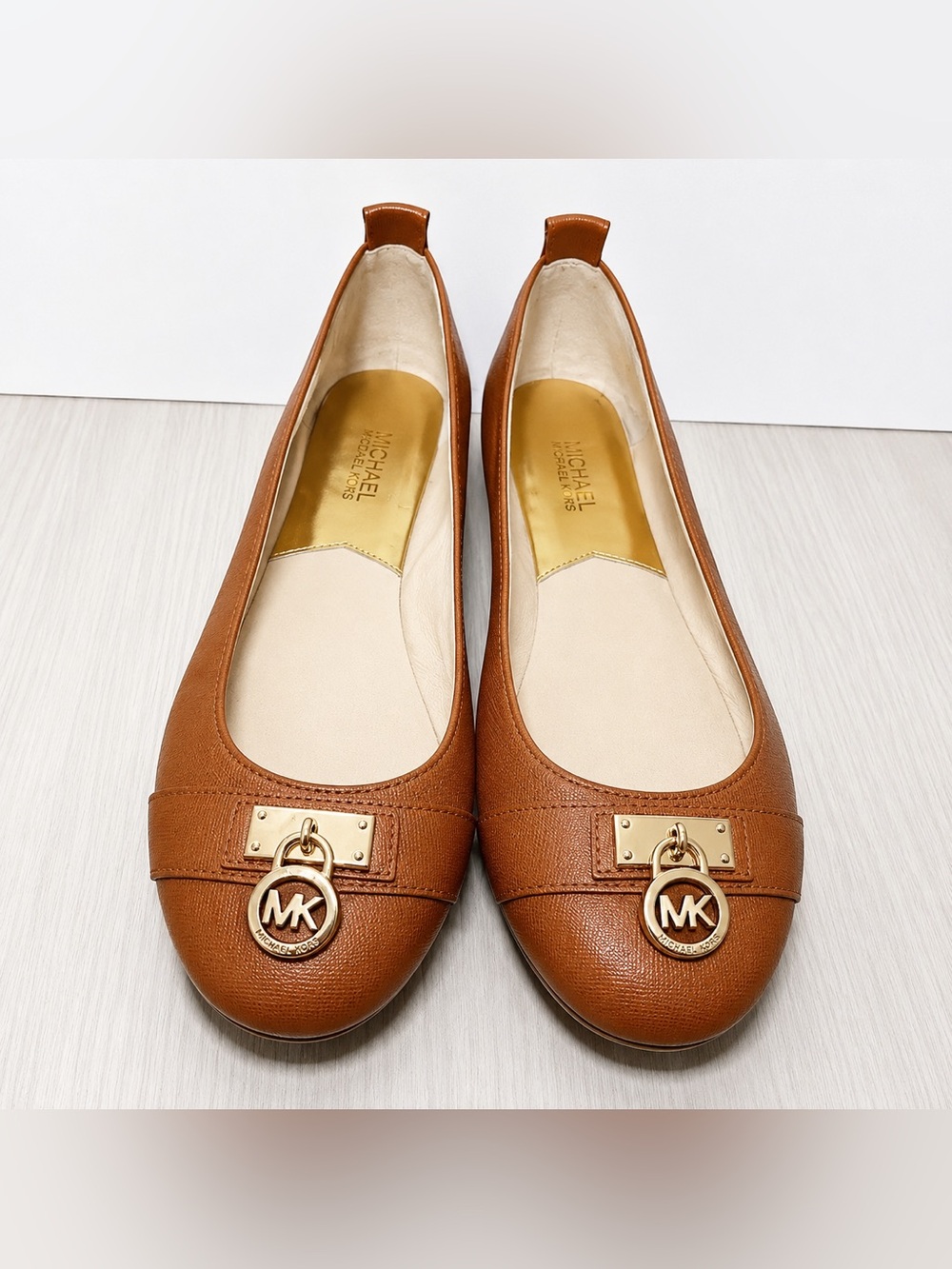 MICHAEL Michael Kors Hamilton Brown Leather Gold Medallion Ballet Flats Size 8